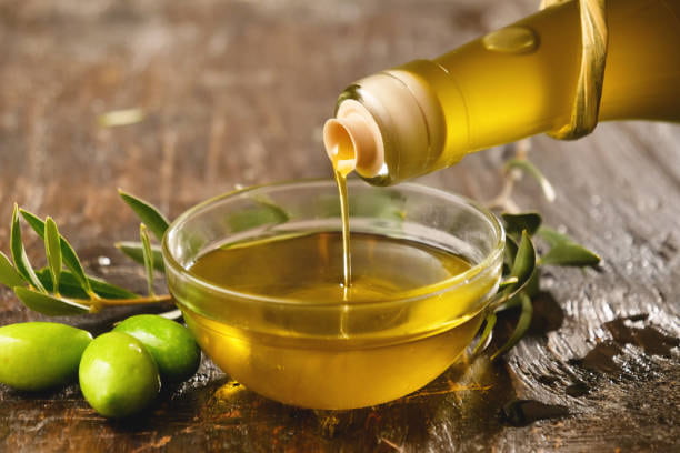تصویر 4 از روغن زیتون فرابکر اصل با رنگ سبز طلایی و طعم ملایم خانگی